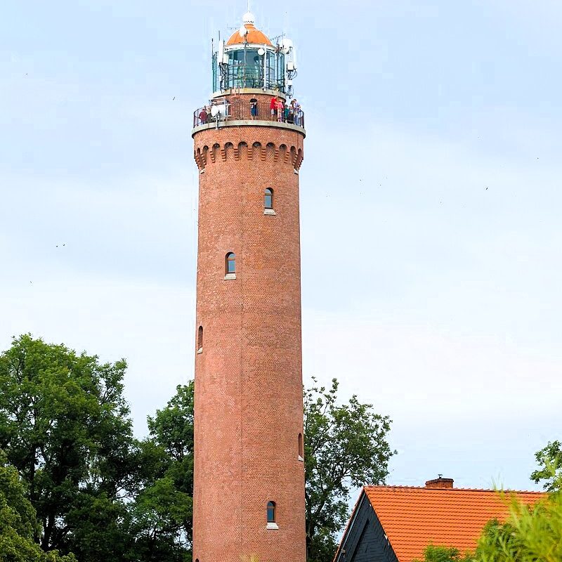 Latarnia_morska_Gąski_widziana_od_strony_wjazdu_do_miejscowości